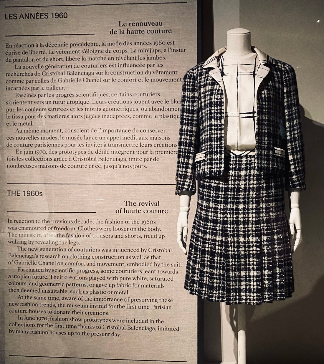 le tailleur chic Nuyhenn, conçu pour les femmes modernes. Fabriqué en France à partir de matières durables, ce tailleur allie sophistication et confort. Que ce soit pour le bureau ou une sortie décontractée, il offre une allure raffinée tout en soutenant une mode plus éthique.