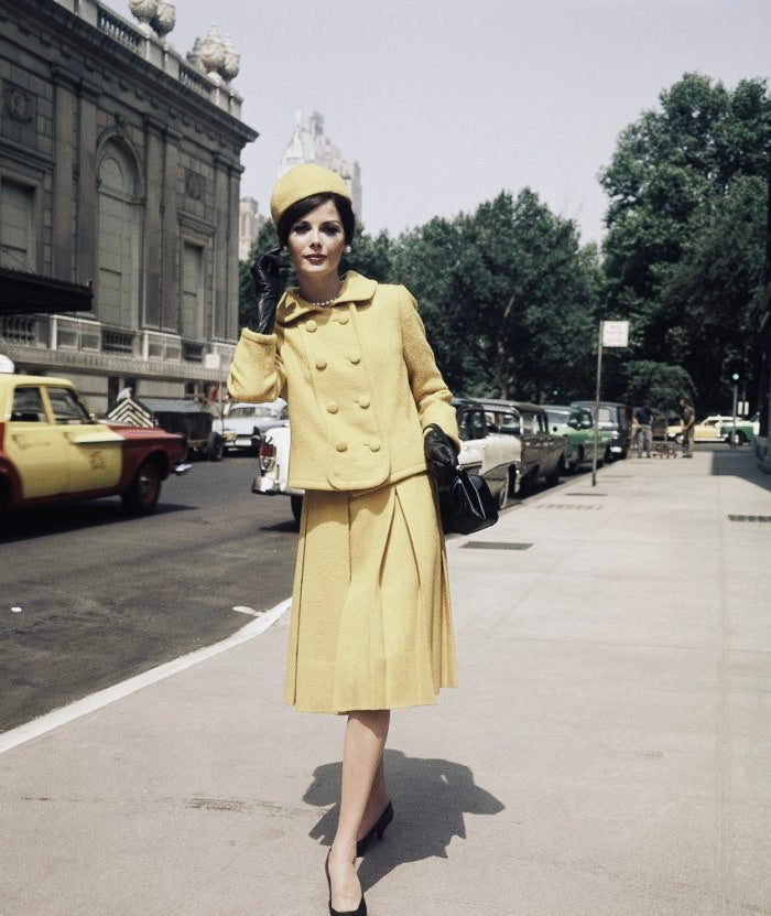 Le tailleur femme de Nuyhenn incarne l'idée que la mode peut être synonyme de responsabilité. Fabriqué en France avec du coton biologique, cet ensemble vestimentaire combine une esthétique moderne à une fabrication respectueuse de l'environnement. Faites le choix d'un style qui prend soin de la planète