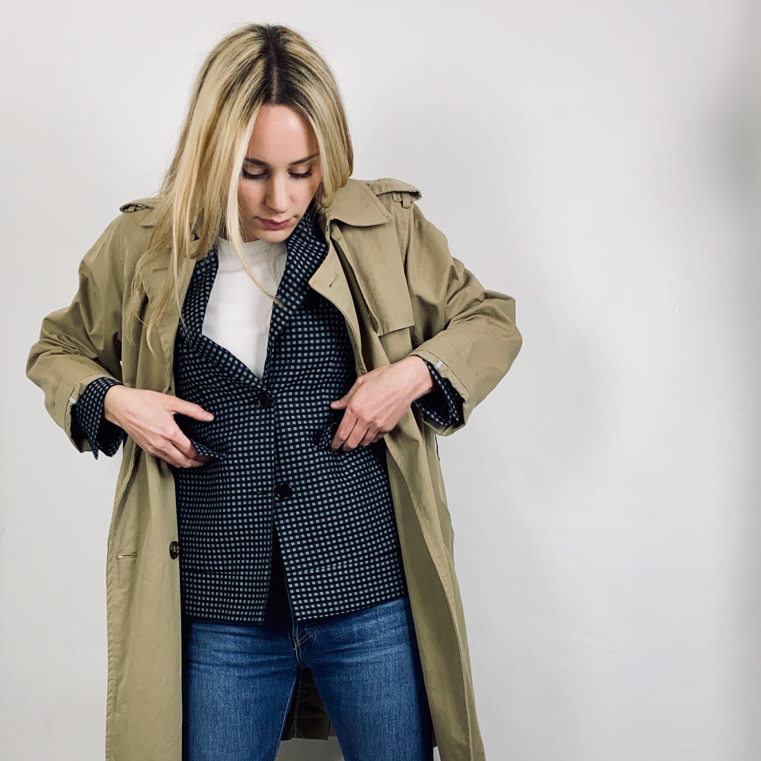 Nuyhenn, une marque fondée par Camille Lelièvre, se spécialise dans l'éco-conception de vêtements co-responsables. La collection propose des tailleurs pour femmes, incluant vestes et pantalons, qui allient élégance et durabilité. Chaque pièce est fabriquée en France, reflétant un engagement fort envers une mode responsable, tout en préservant le style. Nuyhenn offre des créations qui mettent en valeur la sophistication tout en respectant l'environnement.