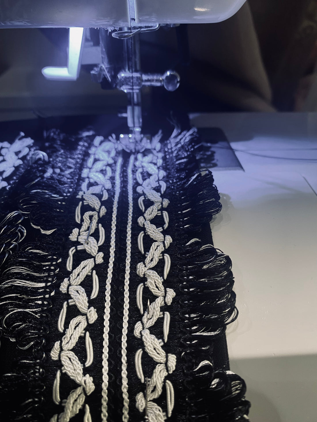 Nuyhenn, fondée par Camille Lelièvre, se consacre à l'éco-conception de vêtements co-responsables, avec un fort accent sur la fabrication française. Notre collection se distingue par des tailleurs pour femmes, comprenant des vestes et des pantalons qui allient élégance et durabilité. Chaque pièce est fabriquée en France à partir de matériaux responsables, témoignant ainsi d'un engagement profond envers une mode éthique. Avec Nuyhenn, choisissez des vêtements qui reflètent non seulement la sophistication.