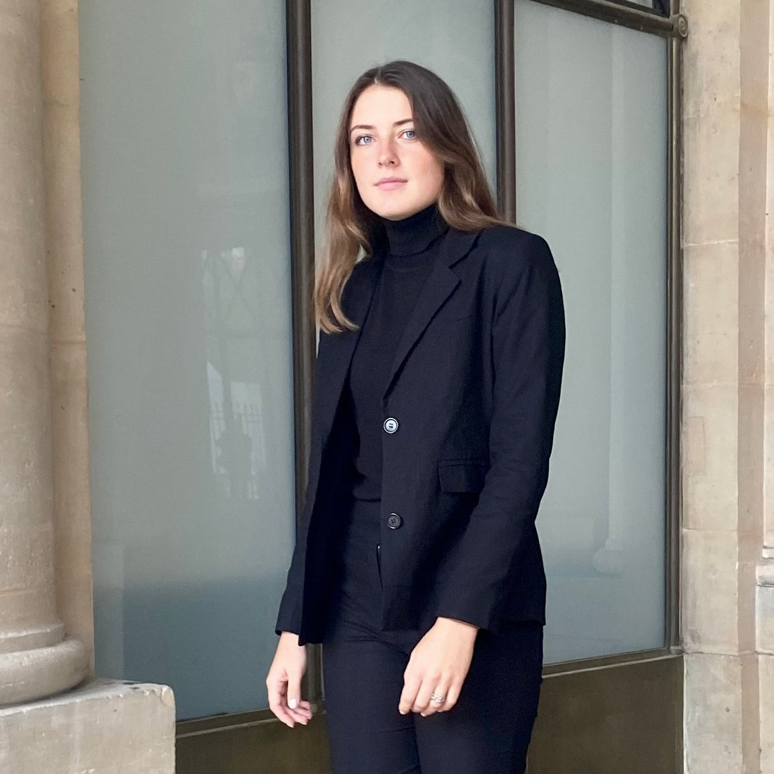 les tailleurs pour femmes de Nuyhenn, une marque fondée par Camille Lelièvre qui allie style et durabilité. Conçus en France à partir de coton biologique, nos tailleurs se composent de vestes et de pantalons élégants, offrant une allure chic tout en respectant l'environnement. Chaque pièce est le fruit d'une éco-conception réfléchie, reflétant un engagement fort envers la mode responsable. En choisissant Nuyhenn, vous optez pour des vêtements qui valorisent non seulement votre style.