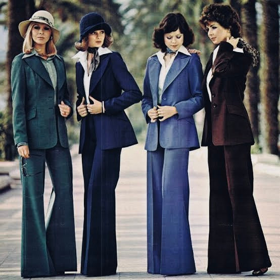 élégance éco-responsable avec le tailleur femme de Nuyhenn. Composé d'une veste et d'un pantalon, ce tailleur est fabriqué en France à partir de coton biologique, alliant un design chic à un engagement pour la durabilité. Chaque pièce est le reflet d'un savoir-faire artisanal et d'une vision respectueuse de l'environnement.