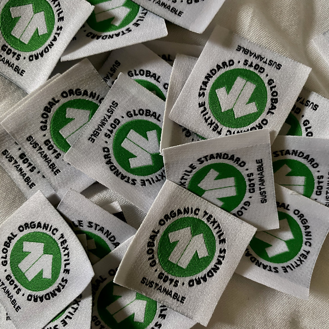 collection de vêtements éco-responsables, une harmonie parfaite entre sophistication et style. Conçus en France à partir de coton biologique de qualité supérieure, chaque article reflète un savoir-faire artisanal exceptionnel ainsi qu'un engagement fort envers l’écologie.
Nous adoptons une approche de production responsable en utilisant des matériaux naturels et durables, assurant ainsi une qualité irréprochable. En choisissant nos pièces, vous soutenez une fabrication respectueuse de l’environnement