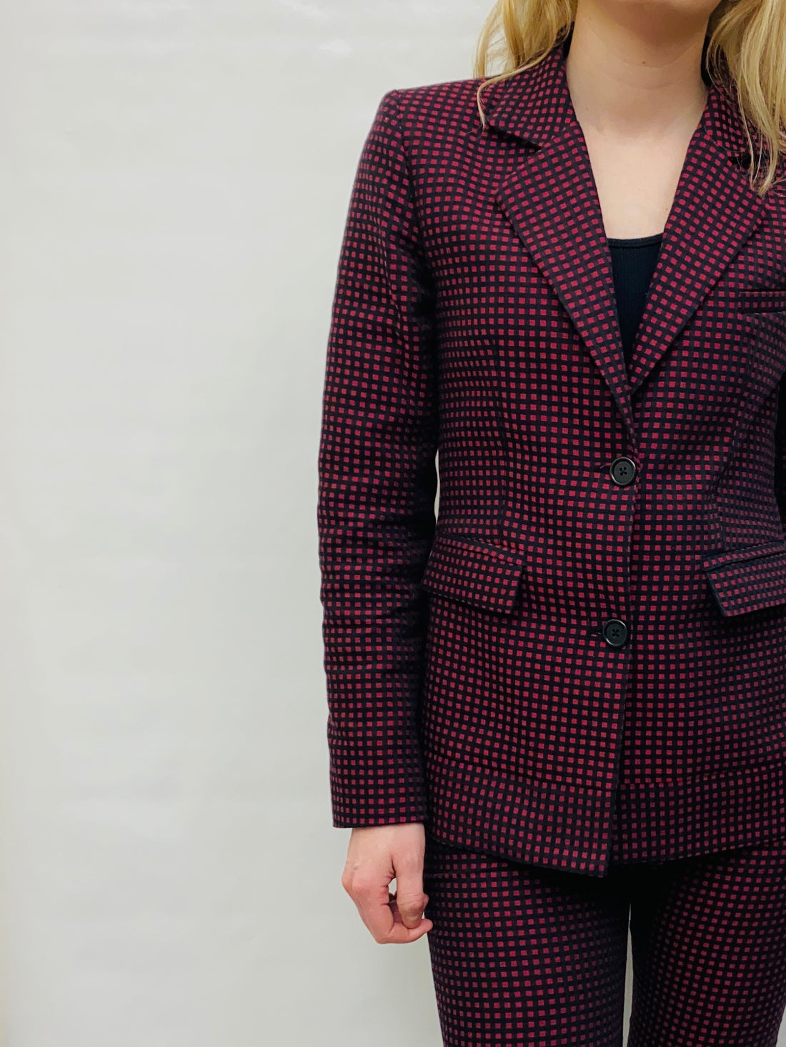 notre tailleur bordeaux à petits carreaux Vichy, composé d'une veste et d'un pantalon, fabriqué en France à partir de coton biologique. Cette pièce illustre un savoir-faire artisanal exceptionnel tout en affirmant un fort engagement envers l’écologie. Notre méthode de production responsable privilégie l'utilisation de matériaux naturels et durables, garantissant ainsi une qualité supérieure