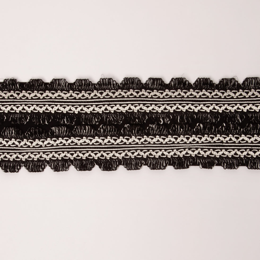 la ceinture noire Amy, un accessoire unique qui allie sophistication et inspiration ethnique. Avec sa broderie délicate et ses motifs ethniques, cette ceinture rehausse n'importe quelle tenue tout en ajoutant une touche de caractère. Son design polyvalent permet de l'associer facilement à des robes, des jupes ou des pantalons, offrant une silhouette flatteuse et élégante.

