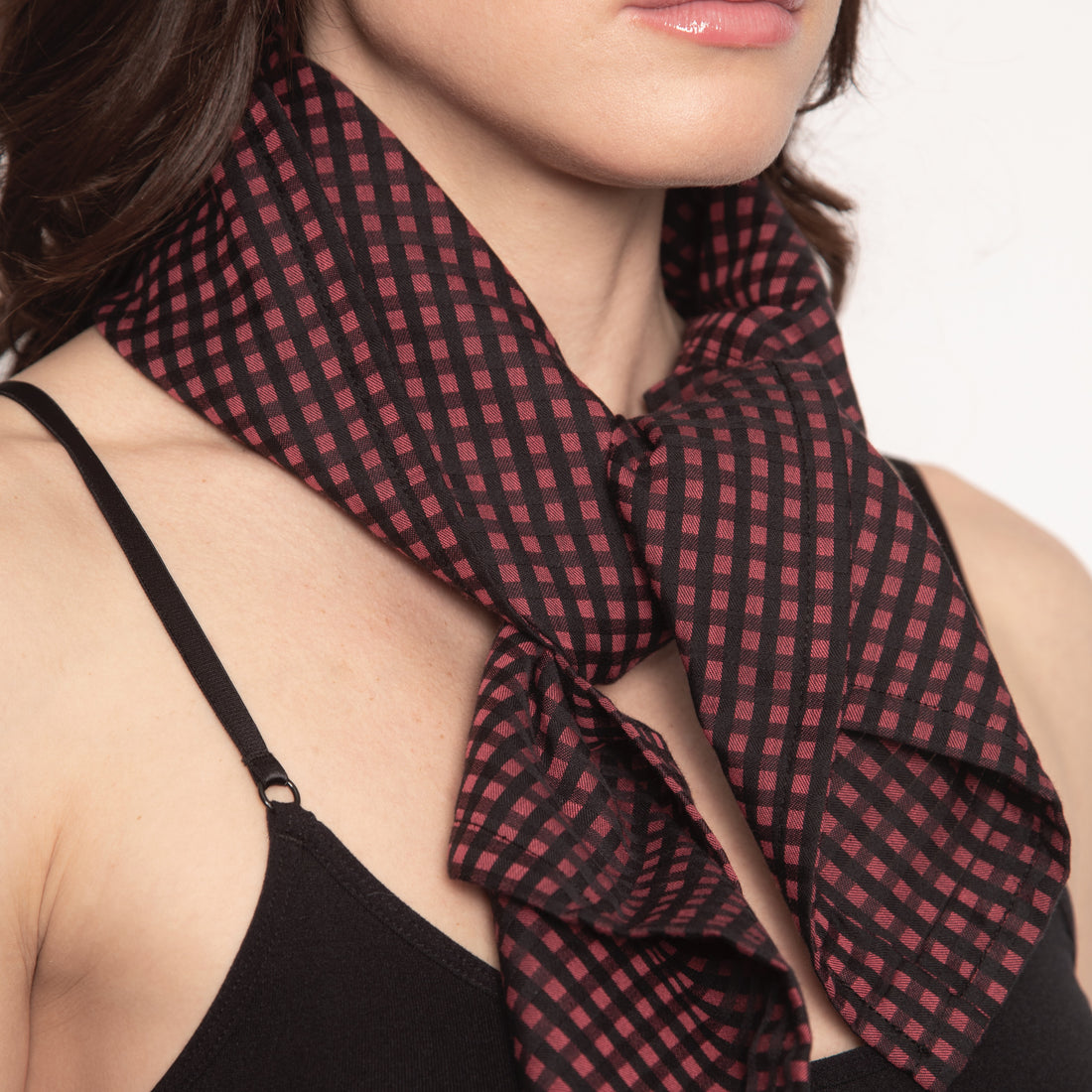 le foulard en coton Burgundy de Nuyhenn, un accessoire essentiel qui ajoute une touche de sophistication à toutes vos tenues. Fabriqué en France à partir de coton biologique de haute qualité, ce foulard allie confort et style tout en respectant l’environnement. Son riche coloris bordeaux et sa texture douce en font un choix parfait pour toutes les saisons. Que vous le portiez noué autour du cou, en bandeau dans les cheveux ou même en ceinture, ce foulard est la pièce polyvalente qui complète une garde-robe