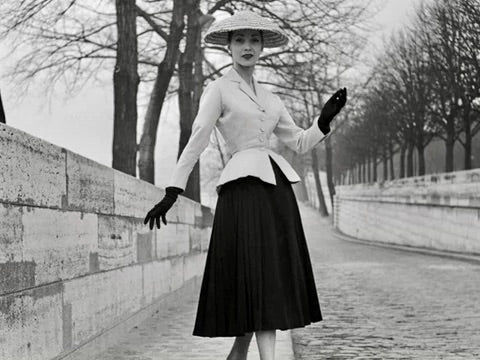 Le tailleur femme Nuyhenn incarne la sophistication responsable. Fabriqué en France et conçu en coton biologique, cet ensemble se distingue par son design élégant et son respect pour l'environnement. En choisissant ce tailleur, vous soutenez une mode consciente qui valorise l'artisanat local tout en affirmant votre style.