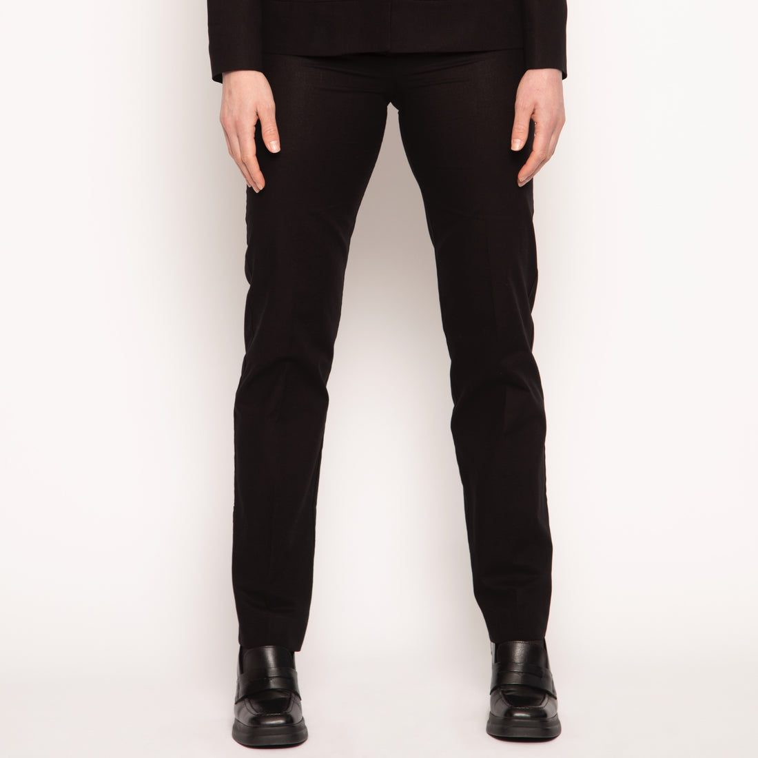 le pantalon tailleur droit noir en coton de Nuyhenn, une pièce essentielle qui allie raffinement et responsabilité écologique. Fabriqué en France à partir de coton biologique, ce pantalon offre un confort exceptionnel tout en respectant l’environnement.

Son design classique et intemporel s'adapte à toutes les occasions, que ce soit pour une journée au bureau ou une sortie entre amis. Avec sa coupe droite flatteuse, il met en valeur la silhouette tout en garantissant une liberté de mouvement.