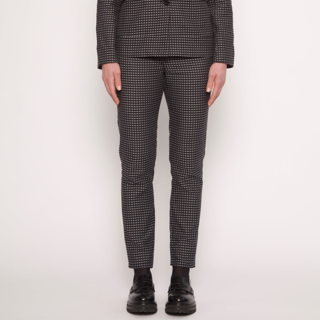 le pantalon tailleur slim en coton à petits carreaux gris et noirs de Nuyhenn. Ce modèle élégant allie confort et sophistication, parfait pour un look à la fois chic et moderne. Confectionné en France, il témoigne de l'engagement de la marque envers une mode éco-responsable, en utilisant des matériaux de qualité. Associez-le à une de nos vestes pour une tenue harmonieuse qui reflète votre style tout en respectant l'environnement.