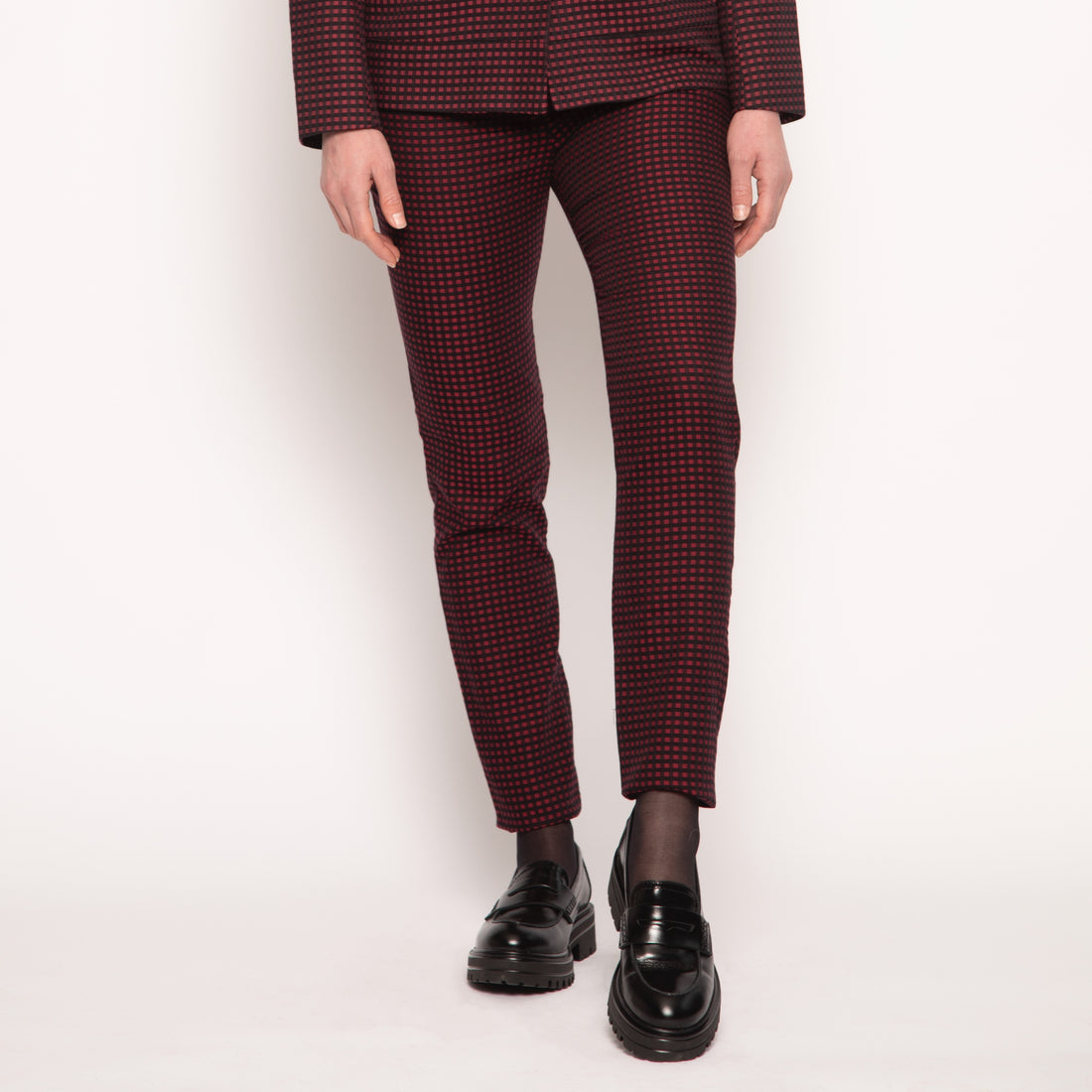 notre pantalon tailleur slim en coton, orné de petits carreaux rouges et noirs, une pièce essentielle de la collection NUYHENN. Conçu pour offrir une coupe élégante et moderne, ce pantalon est idéal pour rehausser vos tenues au quotidien.

Fabriqué en France, ce modèle reflète notre engagement envers l'éco-conception, utilisant des matériaux naturels et durables pour une mode responsable. Son motif distinctif ajoute une touche de caractère, tout en restant sophistiqué et polyvalent.