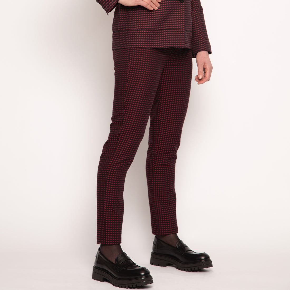 notre pantalon tailleur slim en coton, arbore un motif vichy rouge et noir, une pièce incontournable de la collection NUYHENN. Ce pantalon, à la coupe ajustée, allie élégance et confort, parfait pour rehausser votre garde-robe.

Confectionné en France, il reflète notre engagement envers l'éco-conception et l'utilisation de matériaux naturels et durables. Le motif vichy apporte une touche de style intemporelle, tout en restant moderne et polyvalent.