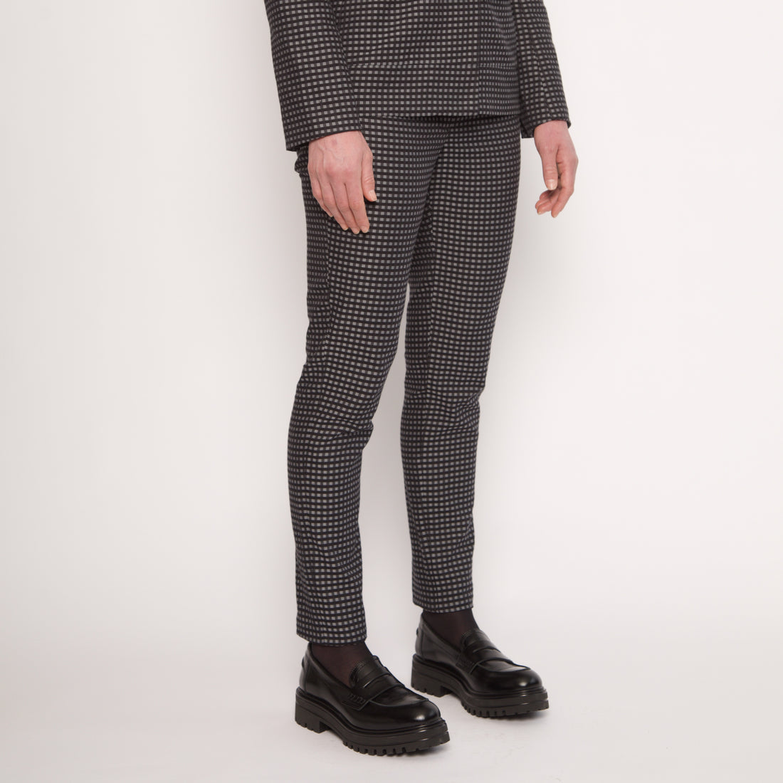 le pantalon tailleur slim en coton à vichy gris et noir de Nuyhenn. Ce modèle allie confort et élégance, idéal pour les femmes modernes en quête d’un look chic et sophistiqué. Fabriqué en France, il reflète l’engagement de la marque envers une mode éco-responsable, en utilisant des matériaux durables et de qualité. Associez-le à une veste assortie pour une tenue harmonieuse qui allie style et respect de l’environnement.