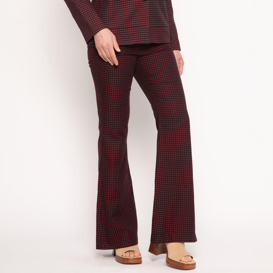 notre pantalon tailleur évasé en coton de couleur burgundy, signé NUYHENN. Ce modèle allie confort et élégance, offrant une silhouette flatteuse qui se prête à toutes les occasions.

Fabriqué en France, ce pantalon incarne notre engagement envers une mode éthique et durable. Sa teinte riche et chaleureuse en fait une pièce maîtresse de votre garde-robe, facilement assortie à une blouse ou à un haut chic pour un look raffiné.