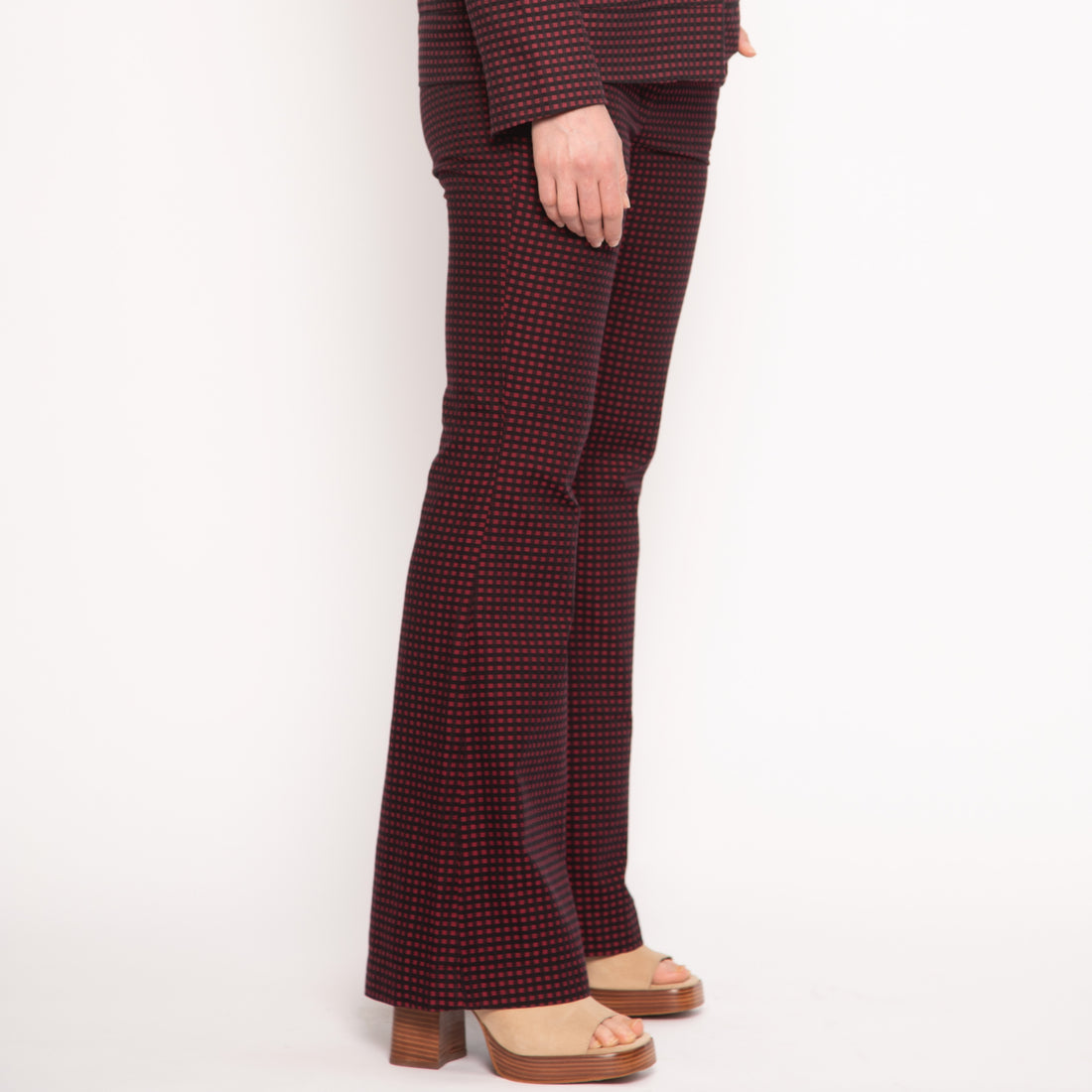 notre pantalon tailleur évasé en coton, arborant un motif vichy bordeaux et noir, signé NUYHENN. Ce modèle associe confort et chic, apportant une touche intemporelle à votre garde-robe.

Conçu en France, ce pantalon illustre notre engagement envers une mode éthique et durable. Son motif classique et élégant se marie facilement avec une variété de tops, que ce soit pour une journée au bureau ou une soirée entre amis.