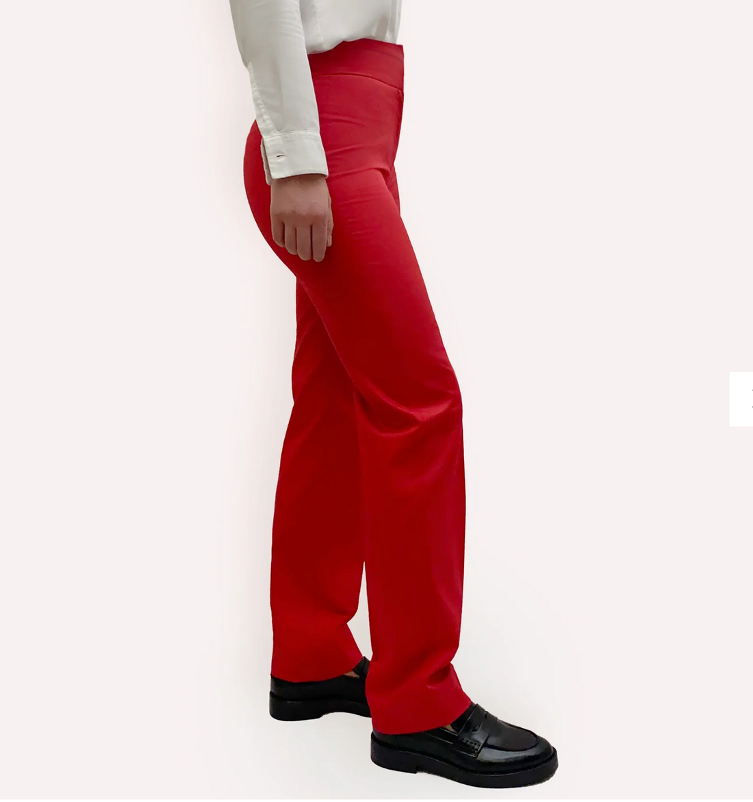 Le pantalon droit Hòng en coton rouge Nuyhenn est un essentiel du vestiaire féminin moderne. Confectionné en coton de qualité, sa coupe droite offre confort et élégance tout en structurant la silhouette. Sa couleur rouge intense apporte caractère et sophistication à toutes vos tenues, du quotidien aux occasions plus habillées.