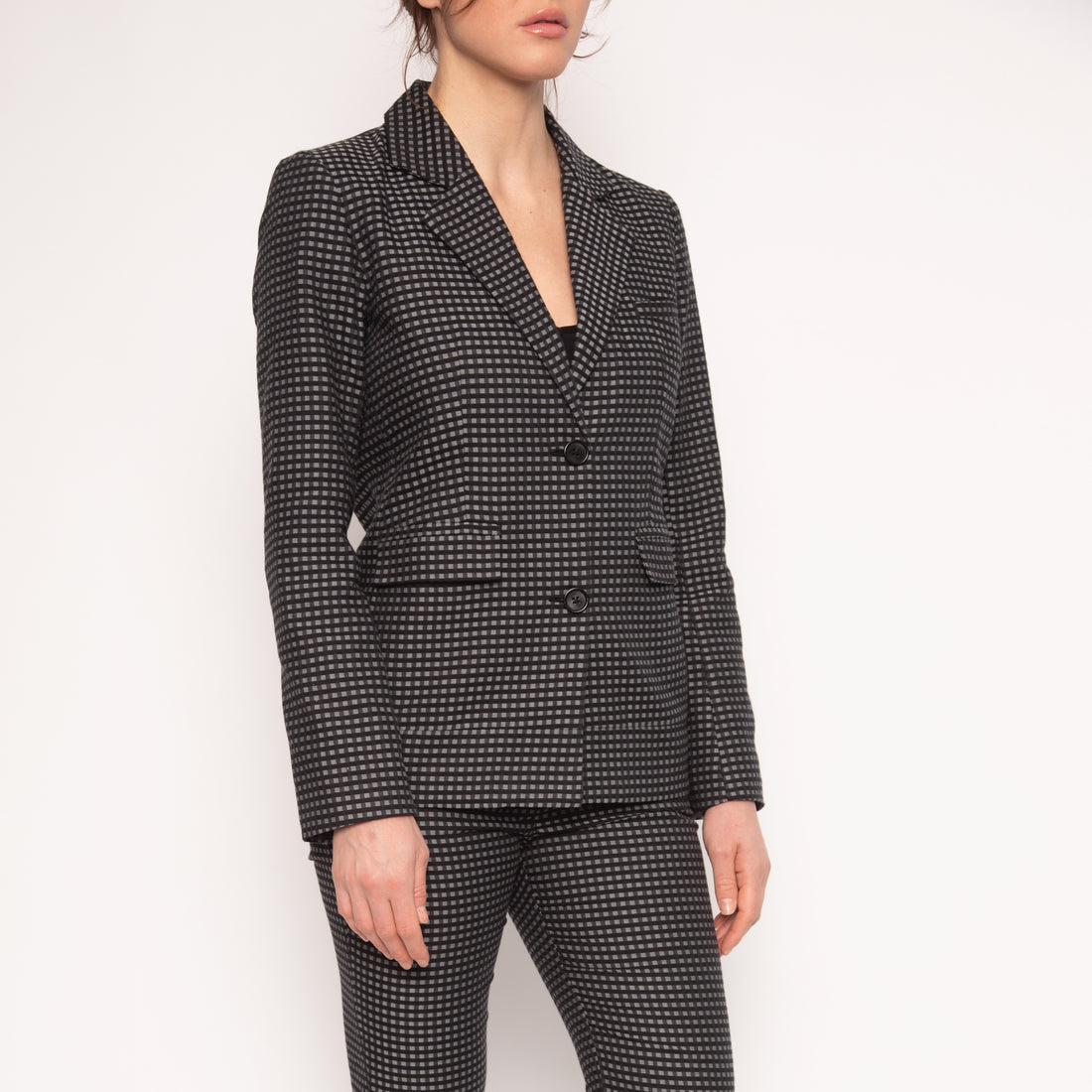 Veste tailleur femme en coton avec motif Vichy gris et noir de Nuyhenn. Cette pièce allie élégance et confort, fabriquée en France à partir de coton biologique. Son design sophistiqué et son motif intemporel en font un choix idéal pour un look à la fois professionnel et tendance. Avec un engagement fort pour l’éco-conception, cette veste reflète un savoir-faire artisanal tout en soutenant une mode respectueuse de l'environnement.