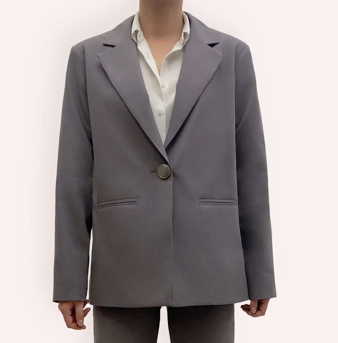 La veste Yun oversize en coton gris‑bleu Nuyhenn est une pièce moderne et confortable pour compléter le vestiaire féminin. Confectionnée en coton de qualité, sa coupe oversize offre liberté de mouvement et élégance. Sa teinte gris‑bleu subtile apporte une touche raffinée et contemporaine à toutes vos tenues.