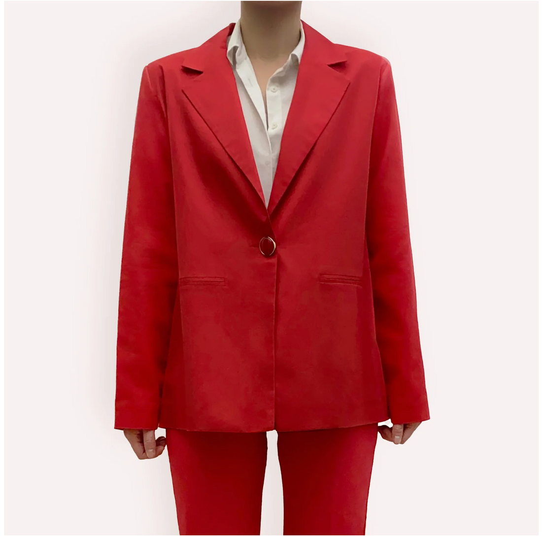 La veste Hòng oversize en coton rouge de Nuyhenn incarne l’équilibre parfait entre style contemporain et confort. Chaque détail, de la coupe généreuse au choix du coton de qualité, reflète le savoir-faire de la marque et son engagement pour une mode durable et raffinée. Une pièce phare pour celles qui souhaitent allier audace, élégance et authenticité.