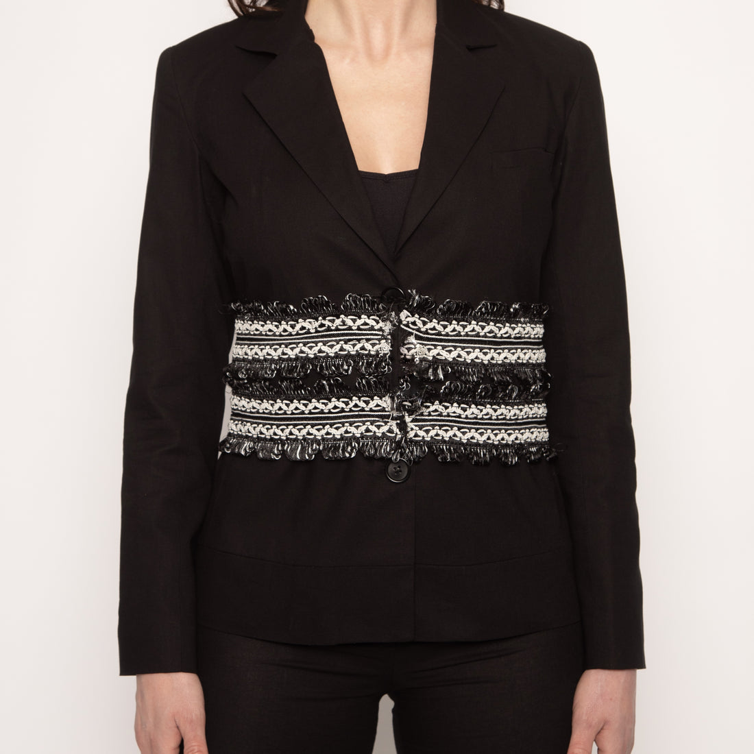 La ceinture veste noire brodée Nuyhenn est un accessoire de mode unique qui transforme instantanément une tenue. Conçue dans une matière noire élégante et enrichie de broderies délicates, elle allie sophistication et audace. Cette ceinture-veste se porte aussi bien sur une robe fluide que sur un pantalon structuré, offrant une silhouette affinée et un style affirmé. Symbole du savoir-faire Nuyhenn, elle combine modernité, finesse et une touche d’originalité, faisant d’elle un incontournable du vestiaire con