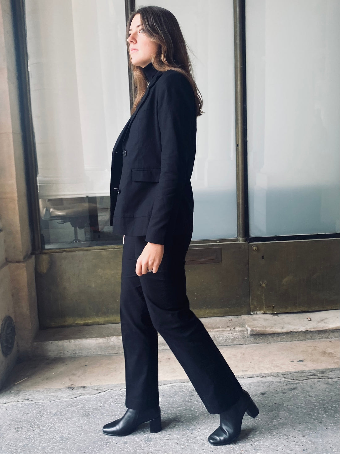 Découvrez notre ensemble tailleur noir, comprenant une veste et un pantalon, conçu en France avec du coton biologique. Cette pièce allie un artisanat de qualité supérieure à un engagement profond envers l’écologie. Notre méthode de production responsable met l'accent sur l'utilisation de matériaux naturels et durables, assurant ainsi une qualité remarquable