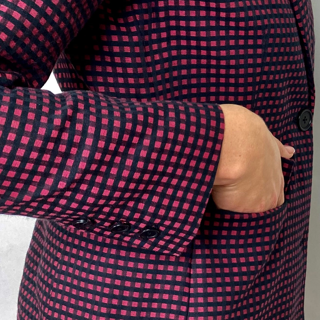 notre tailleur bordeaux à petits carreaux Vichy bordeaux et noir, constitué d'une veste et d'un pantalon, fabriqué en France avec du coton biologique. Cette pièce illustre un savoir-faire artisanal de haute qualité, tout en soulignant un engagement profond envers l’écologie. Notre approche de production responsable met l'accent sur l'utilisation de matériaux naturels et durables, garantissant une qualité remarquable