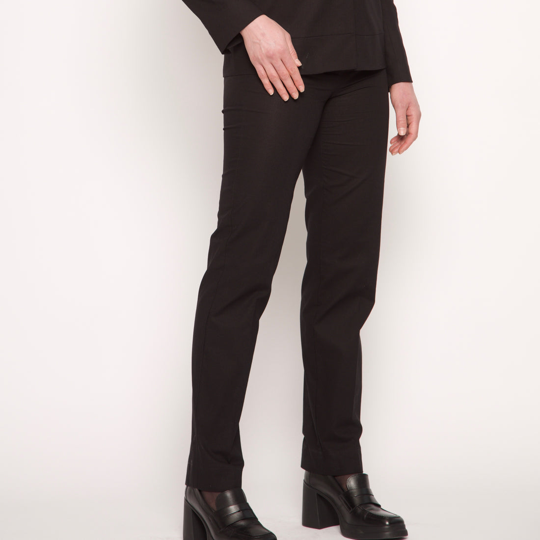 Le pantalon droit Khate noir en coton de Nuyhenn incarne l’essence d’une mode durable et intemporelle. Sa coupe droite précise et sa matière naturelle en font un essentiel pensé pour durer, valorisant la silhouette avec sobriété et modernité.