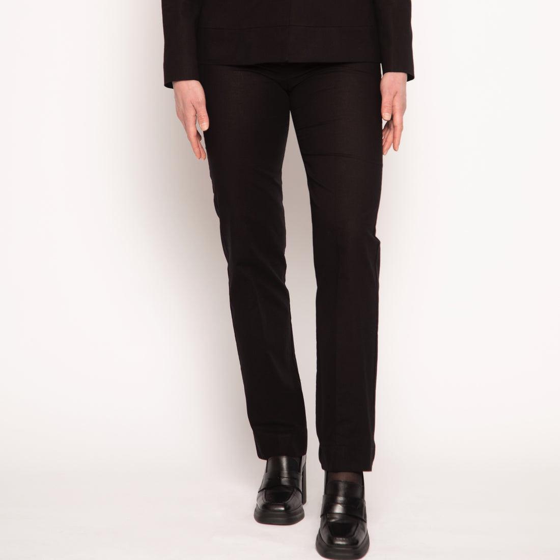 Pantalon droit Khate noir en coton signé Nuyhenn, parfait pour composer un tailleur élégant ou une tenue minimaliste. Confortable et polyvalent, il s’adapte aussi bien à une silhouette professionnelle qu’à un style plus décontracté et raffiné.