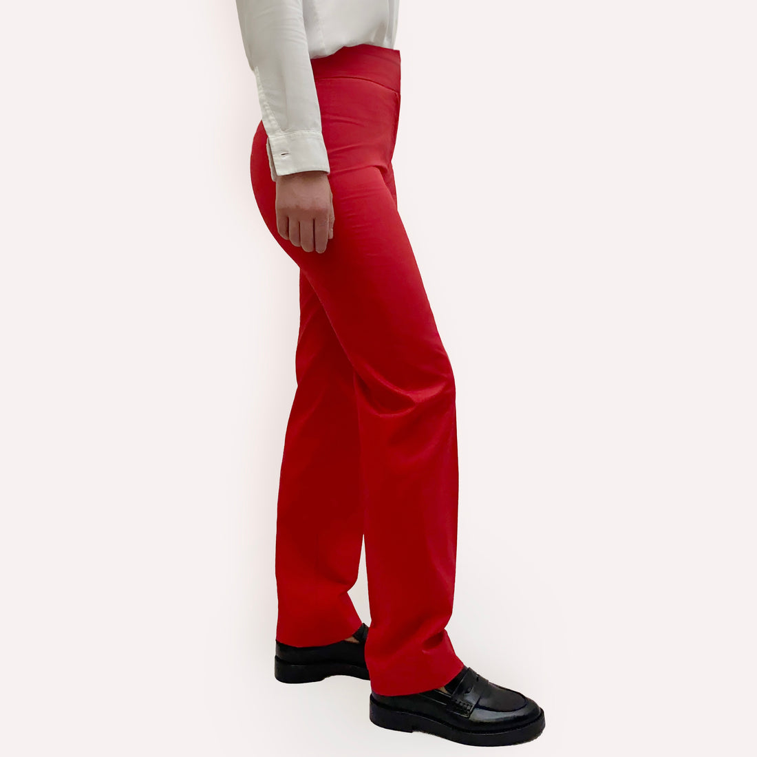 Découvrez notre pantalon droit rouge pour femme, confectionné en coton biologique certifié pour allier style et durabilité. Avec sa coupe droite et sa couleur vibrante, ce pantalon apporte une touche d’élégance audacieuse à vos tenues, tout en vous assurant un confort incomparable. Parfait pour un look chic en journée ou une tenue plus décontractée, il s’adapte à toutes les occasions. En choisissant ce pantalon, vous optez pour une mode responsable et tendance.