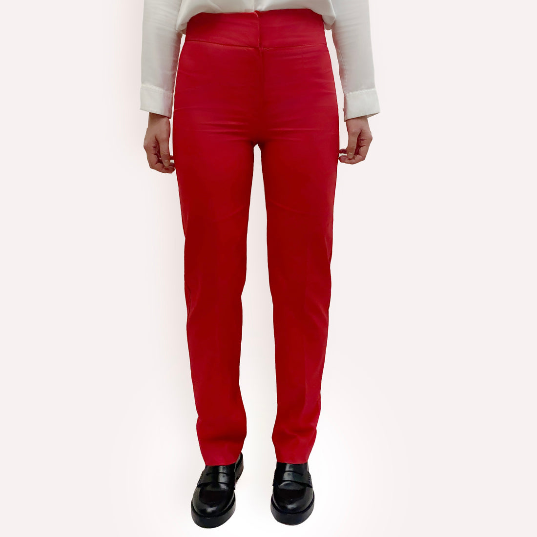 Craquez pour notre pantalon droit rouge en coton biologique, une pièce à la fois audacieuse et respectueuse de l’environnement. Confectionné en coton bio certifié, il offre un confort optimal tout en apportant une touche de couleur vive et élégante à vos tenues. Sa coupe droite et moderne s'adapte à toutes les occasions, que ce soit pour un look professionnel ou décontracté. Ce pantalon incarne l’équilibre parfait entre style, confort et éthique.