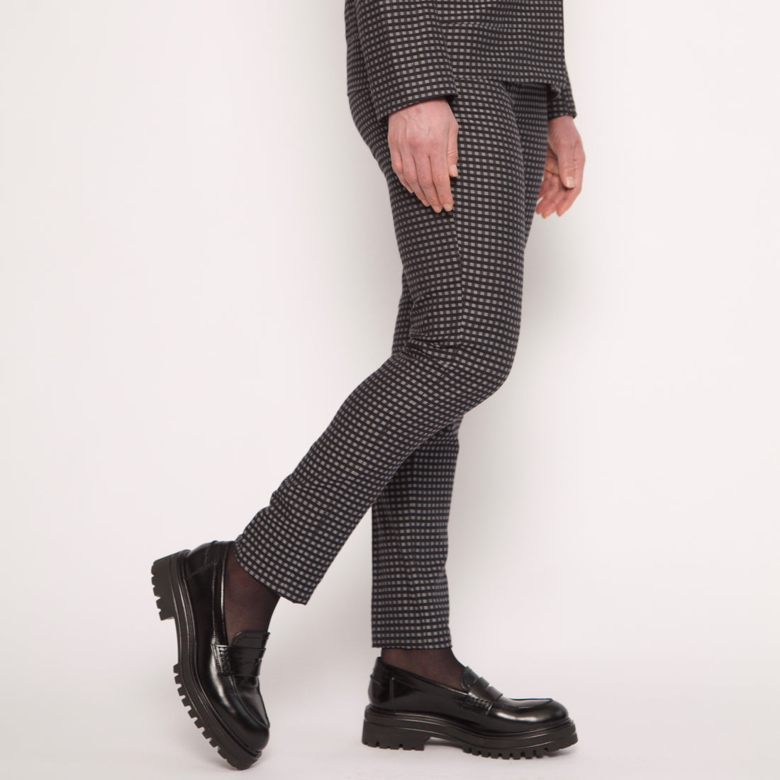 Le pantalon slim Shady petits carreaux de Nuyhenn allie modernité et raffinement. Chaque détail, du motif graphique à la coupe ajustée, reflète le savoir-faire de la marque et son engagement pour une mode durable et intemporelle. Une pièce conçue pour les femmes qui souhaitent sublimer leur silhouette tout en affirmant leur style.