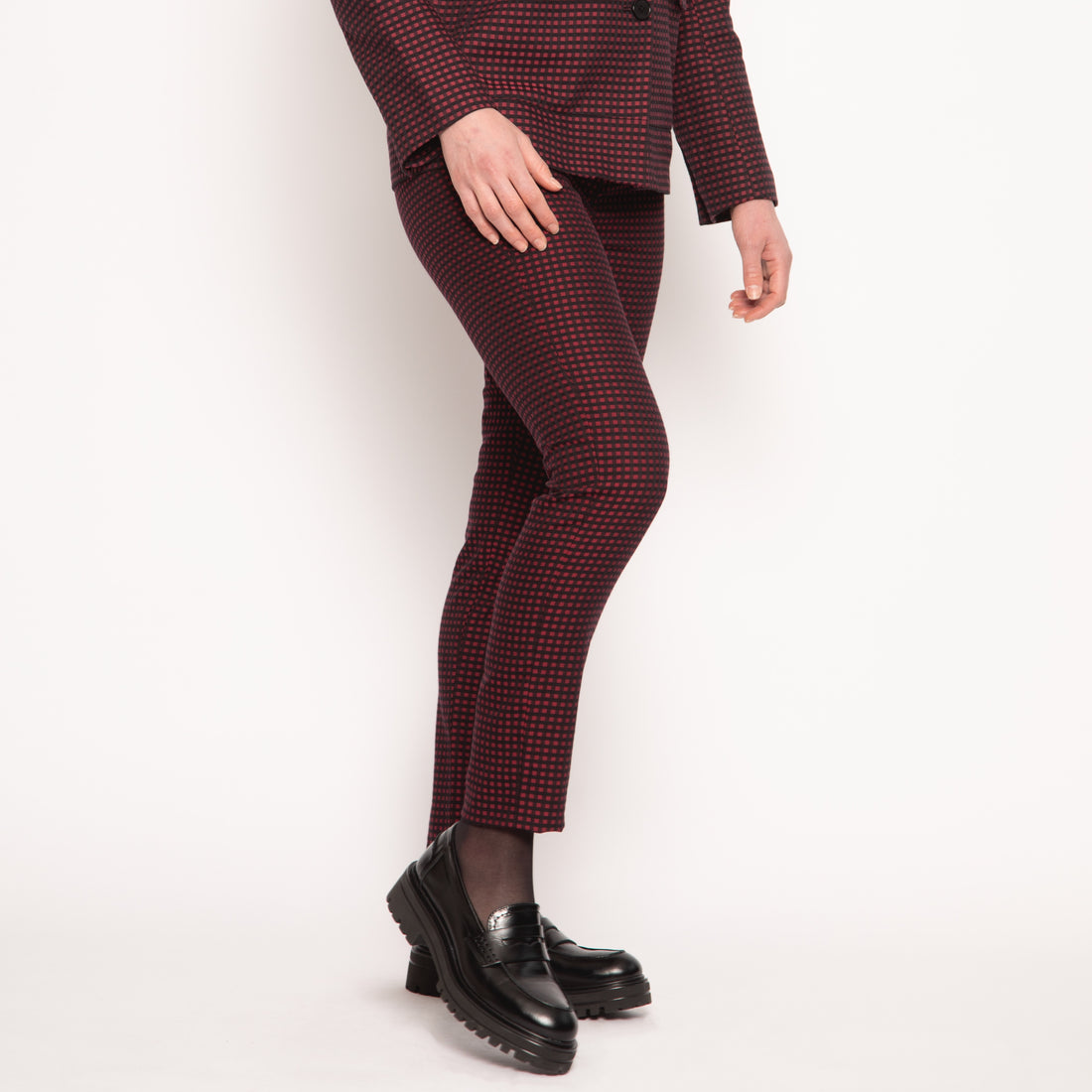 Le pantalon slim burgundy à petits carreaux de Nuyhenn reflète le savoir-faire de la marque et son engagement pour une mode durable et raffinée. Chaque détail, de la coupe slim au motif graphique, est pensé pour sublimer la silhouette tout en offrant confort et liberté de mouvement. Une pièce phare pour les femmes qui veulent allier style contemporain et élégance intemporelle.