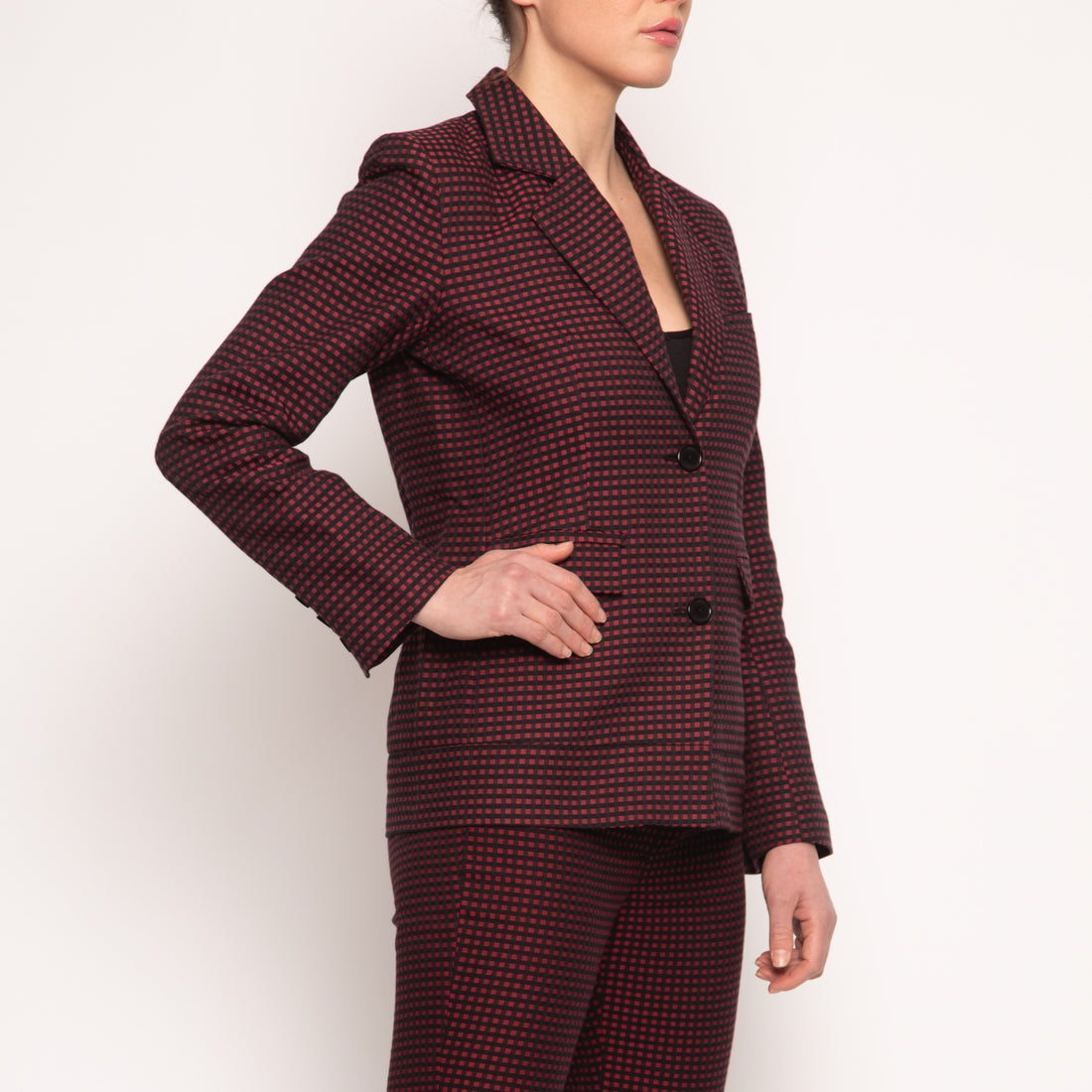 Découvrez la veste petits carreaux en coton burgundy signée Nuyhenn, parfaite pour un look chic et raffiné. À porter sur une chemise blanche, un pull léger ou un t-shirt minimaliste, cette veste polyvalente s’adapte à toutes les occasions, du quotidien aux sorties élégantes. Ses carreaux subtils et sa teinte burgundy apportent une touche graphique et moderne à votre silhouette.